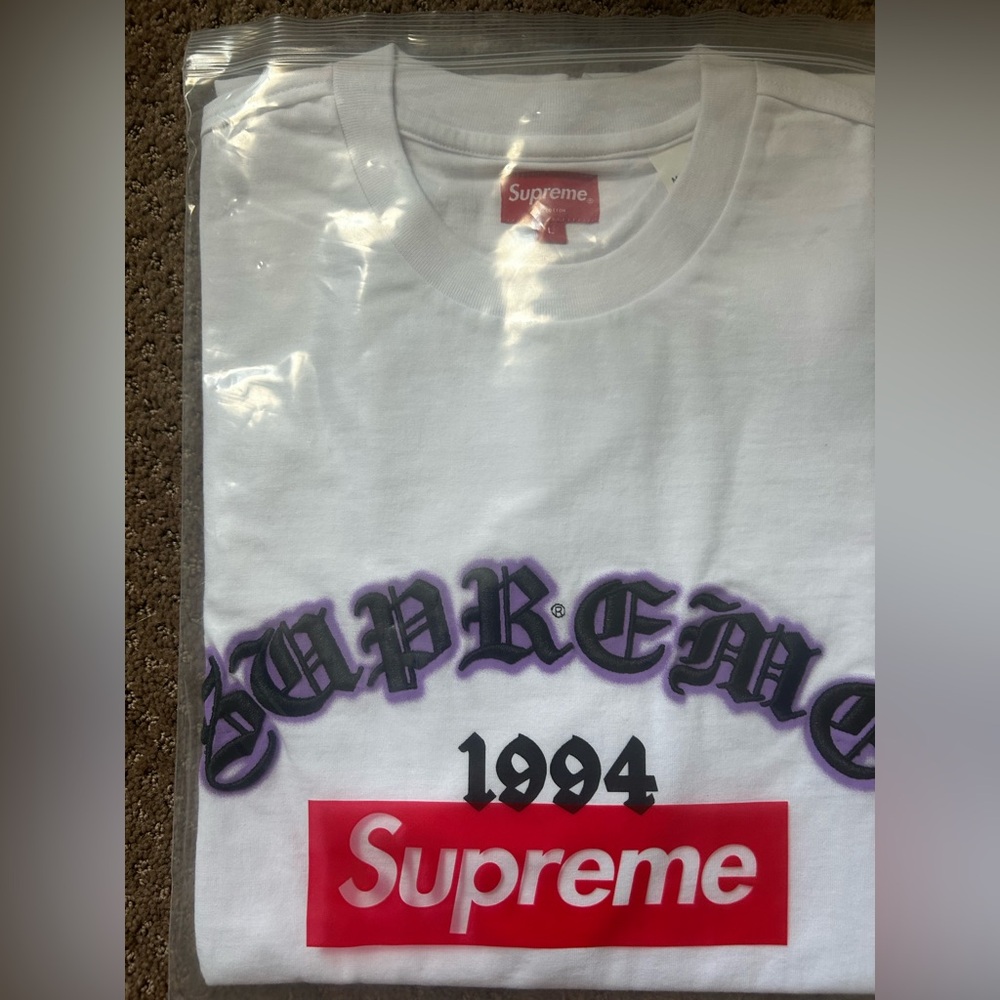 NWT Supreme Old English Glow White T-Shirt with Purple Graphic Large - Picture 3 of 9